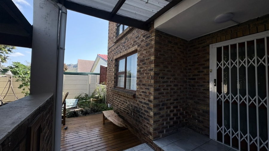 5 Bedroom Property for Sale in Voelklip Western Cape